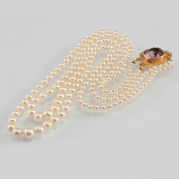 COLLIER, odlade pärlor med lås i 18K guld med fasettslipad ametist, Ceson, Göteborg, 1961.