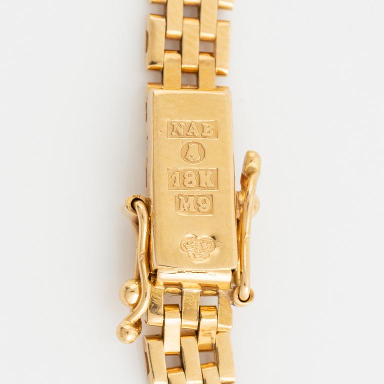 18K gold necklace.