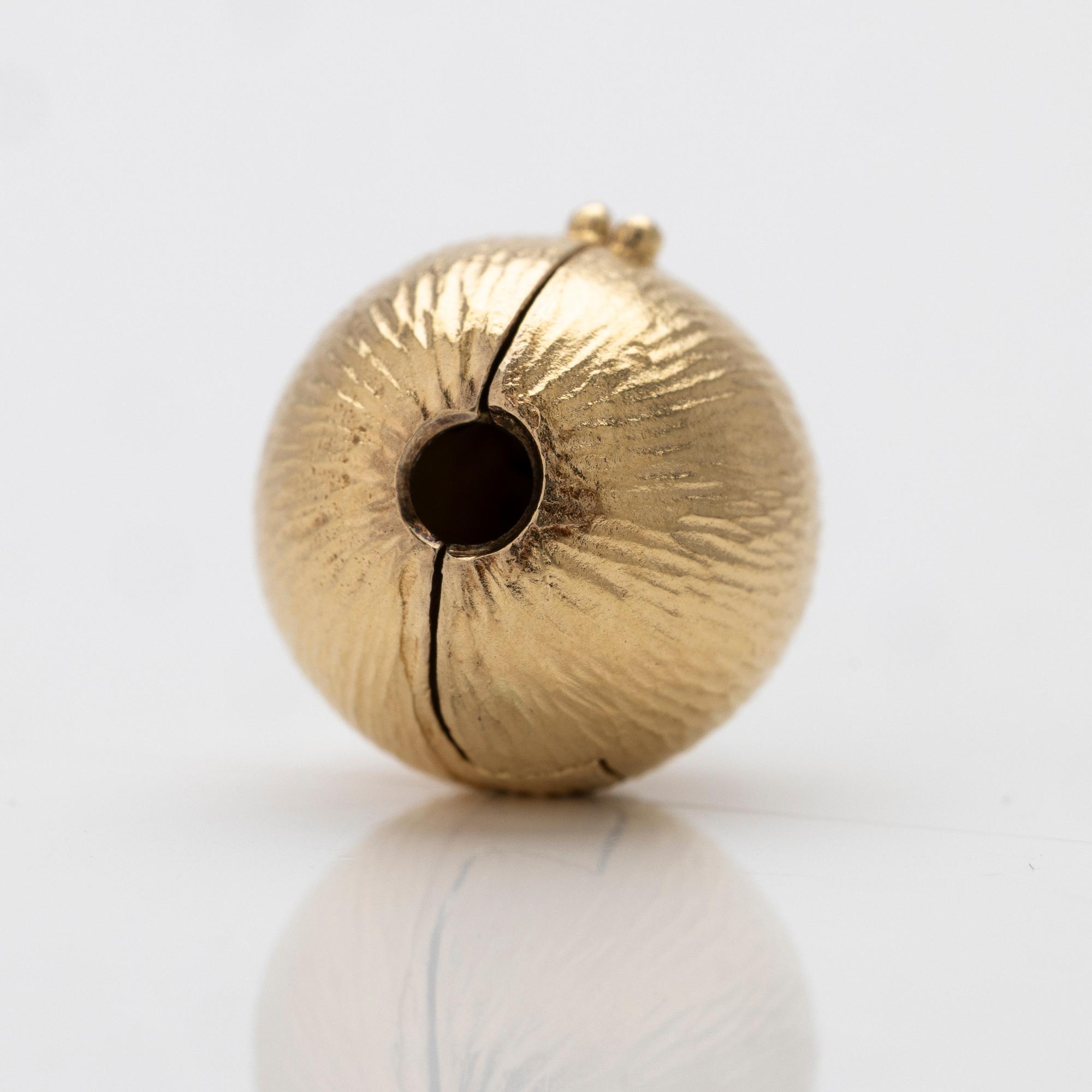 Ole Lynggaard, 18K gold clasp.