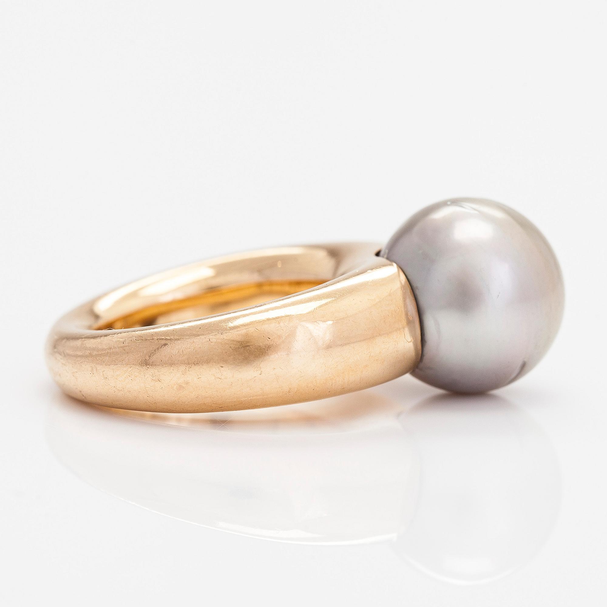 An 18K gold ring, with a cultured Tahiti pearl.