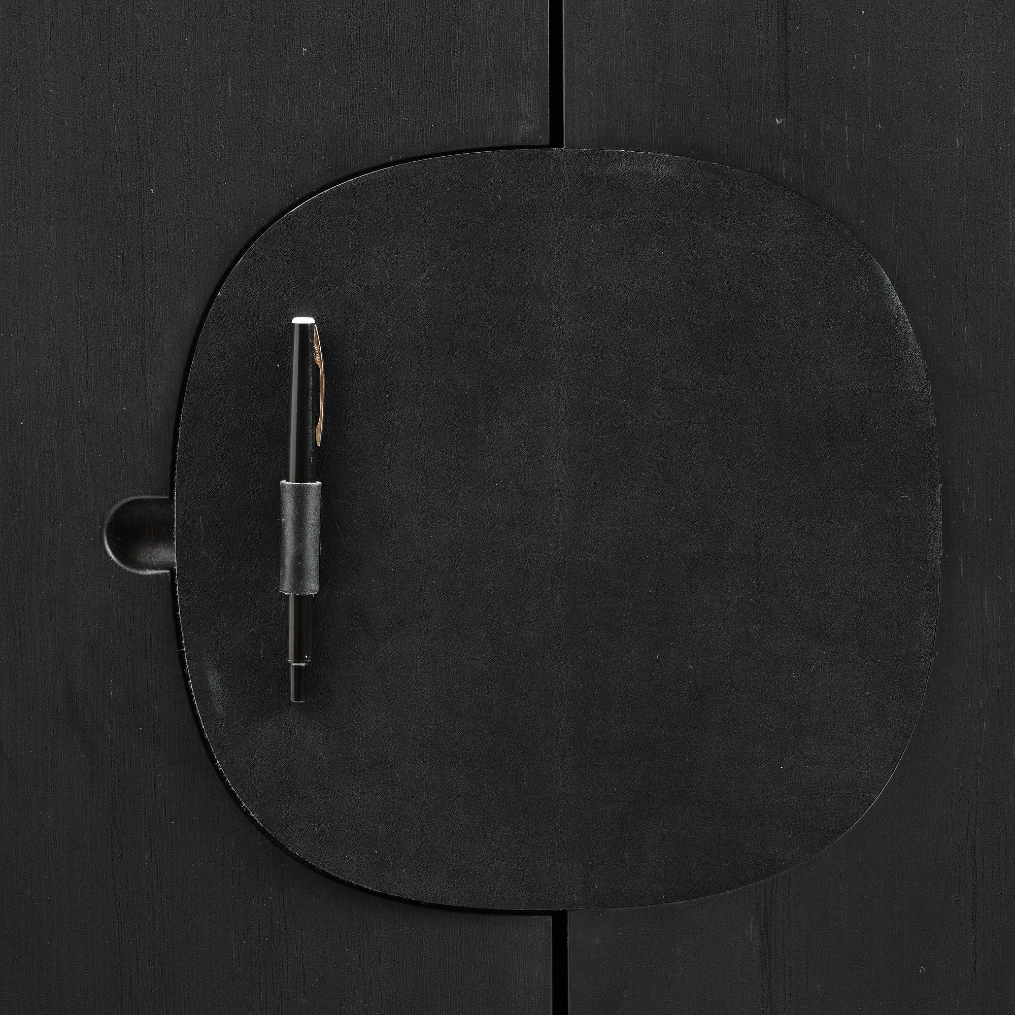 Mathieu Gustafsson, skåp, prototyp, "Tecknaren", utfört av snickarmästarna Markus Karlbom & Hannu Hietamäki, Burhult, 2024.