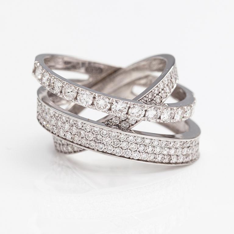 An 18K white gold ring with diamonds ca. 1.66 ct in total.