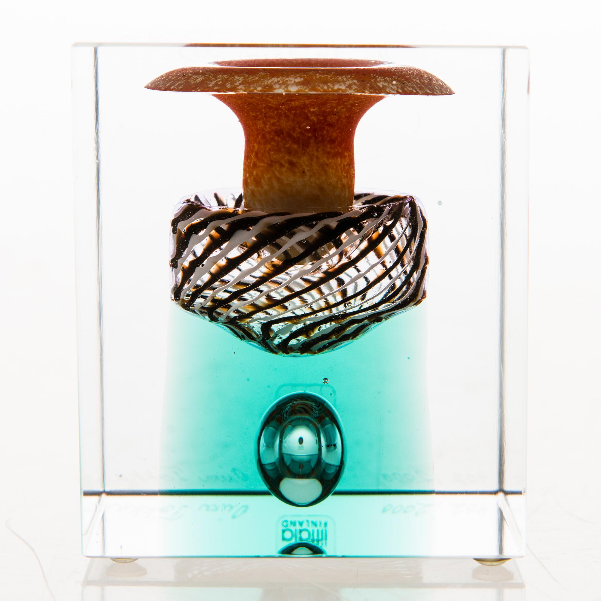 OIVA TOIKKA,  an annual glass cube signed Oiva Toikka, Nuutajärvi 1999, numbered 402/2000.