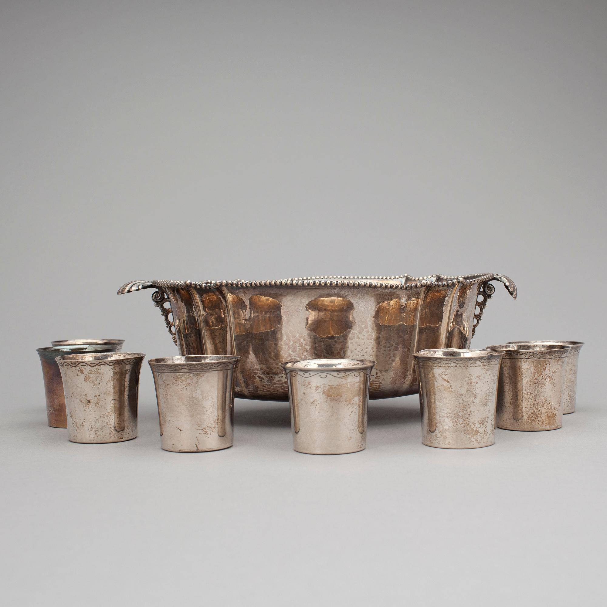 JARDINJÄR samt BÄGARE, 8 st, silver Bl a. CG Hallberg Stockholm 1946. Total vikt 542 gr.