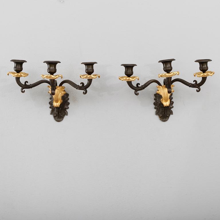 VÄGGLAMPETTER, 1 par, senempire, omkring år 1830.