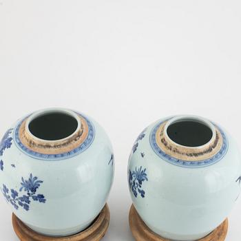 A pair of blue and white porcelain jars with cover, Qing dynasty, 19th century.