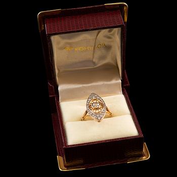 A RING, brilliant- and old cut diamonds c. 0.80 ct. 18K gold. Mid 1900 s. Size 17, weight 4,5 g.