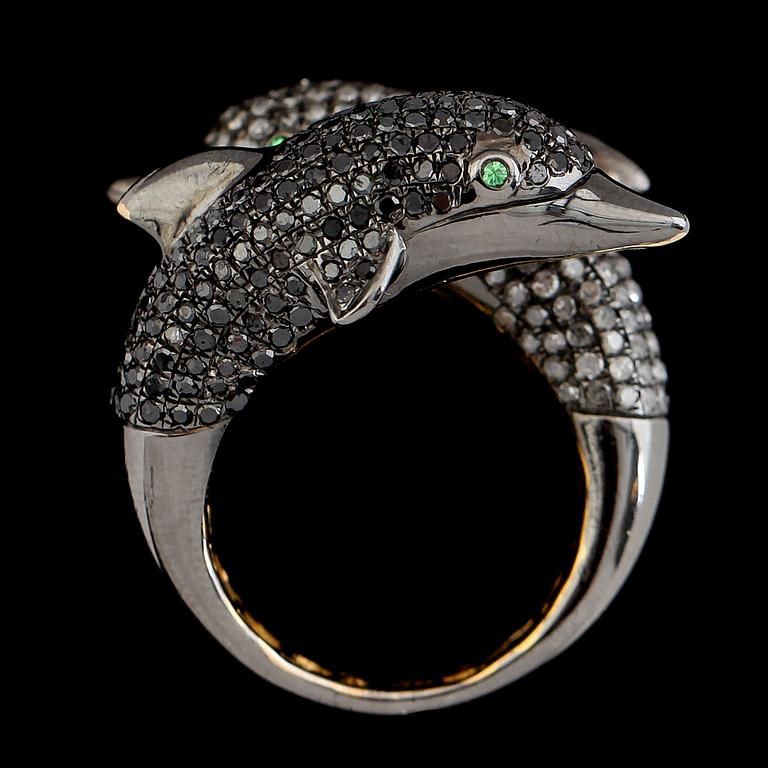 RING, silver, vita och svarta diamanter tot ca 2.61 ct, smaragder tot ca 0.04 ct.