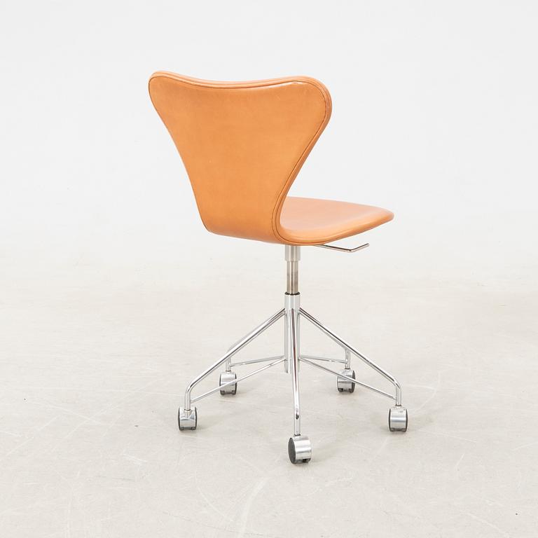 Arne Jacobsen, kontorsstol modell 3117 "Sjuan", för Fritz Hansen Danmark.