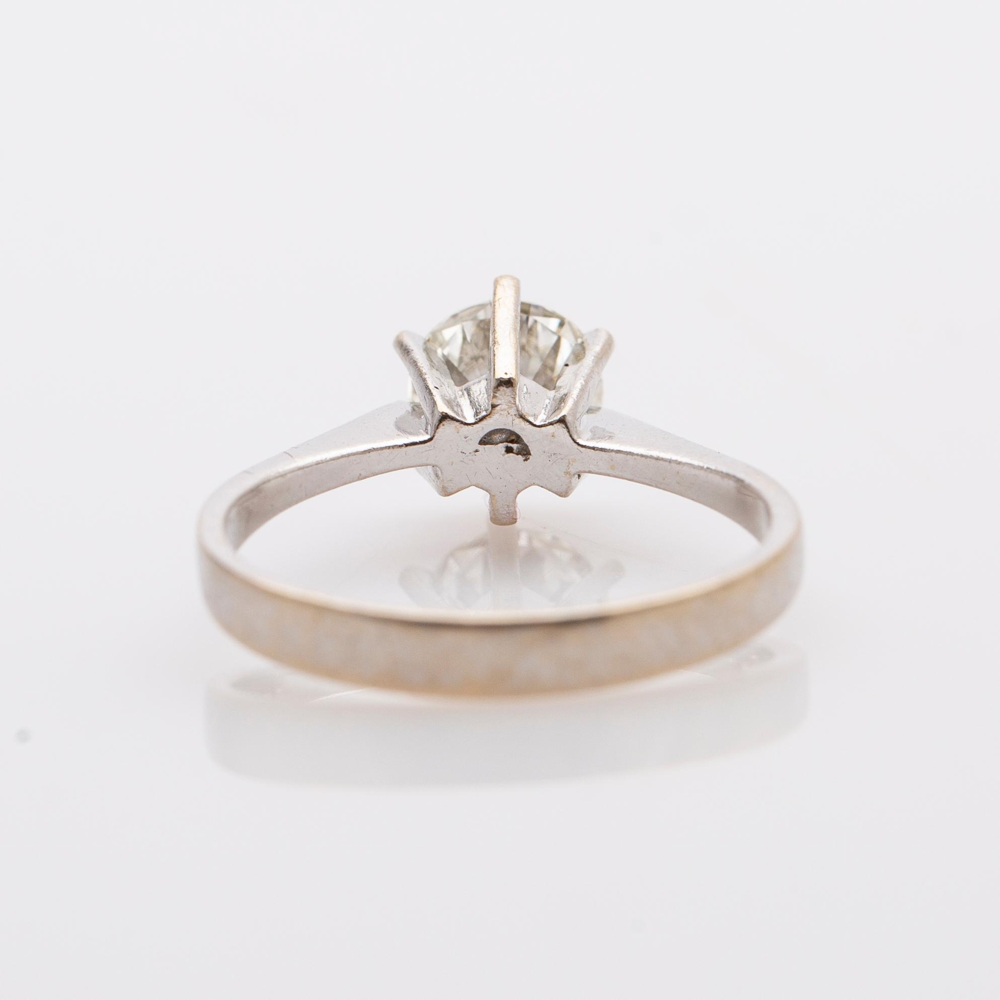 Ring, 14K gold with brilliant-cut diamond.