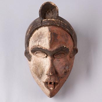 MASK, bemålat trä, Afrika, 1900-talets slut.