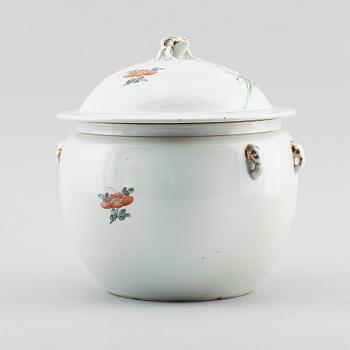 TERRIN med lock, porslin, Kina, 1900-talets första hälft.