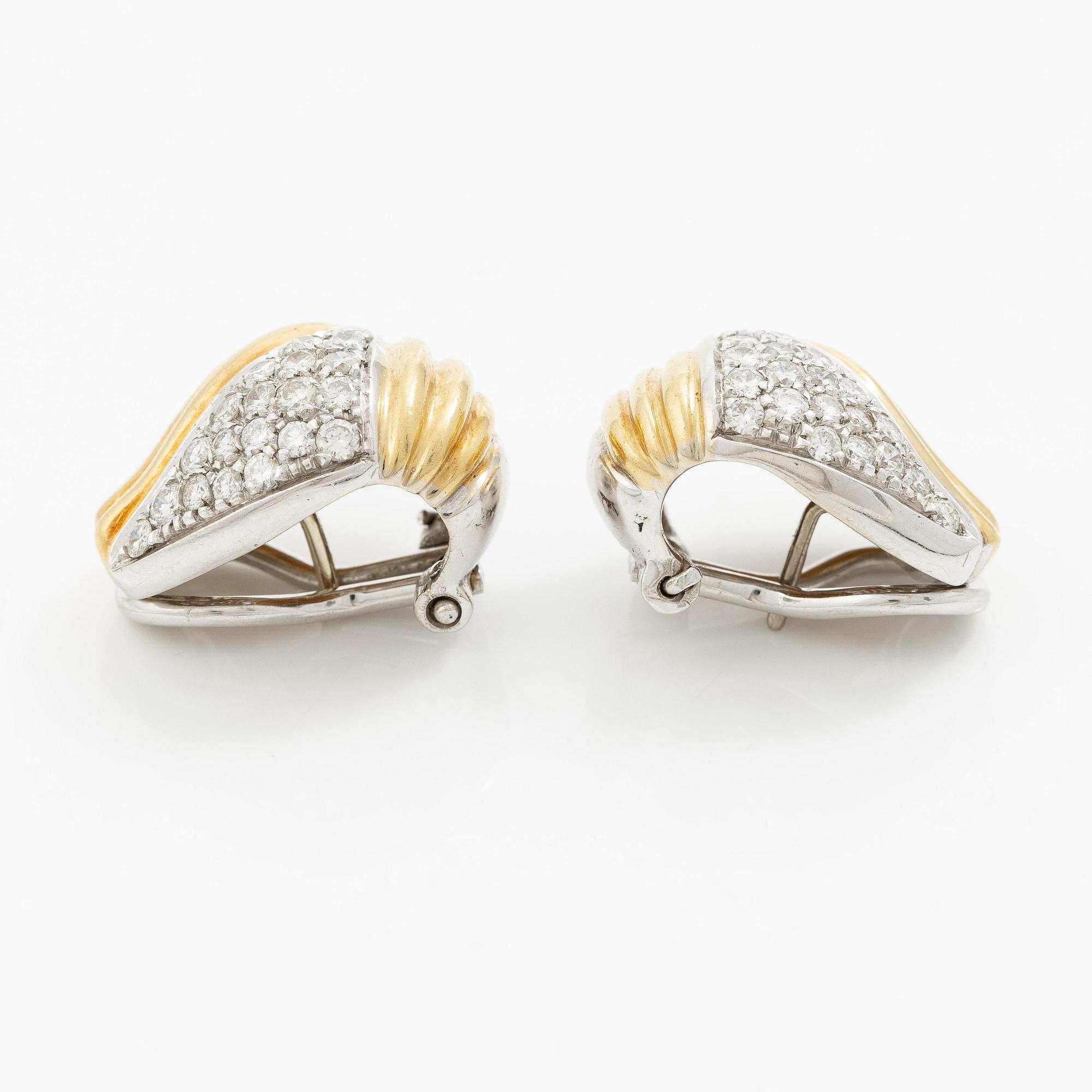 Ett par örhängen 18K guld och vitguld med runda briljantslipade diamanter.