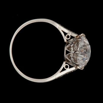 RING med gammalslipad diamant ca 4.05 ct, kvalitet H/VVS2, samt mindre briljantslipade diamanter totalt 0.08 ct.