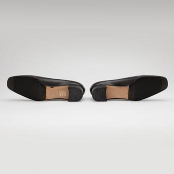 GUCCI, a pair of black leather pumps.