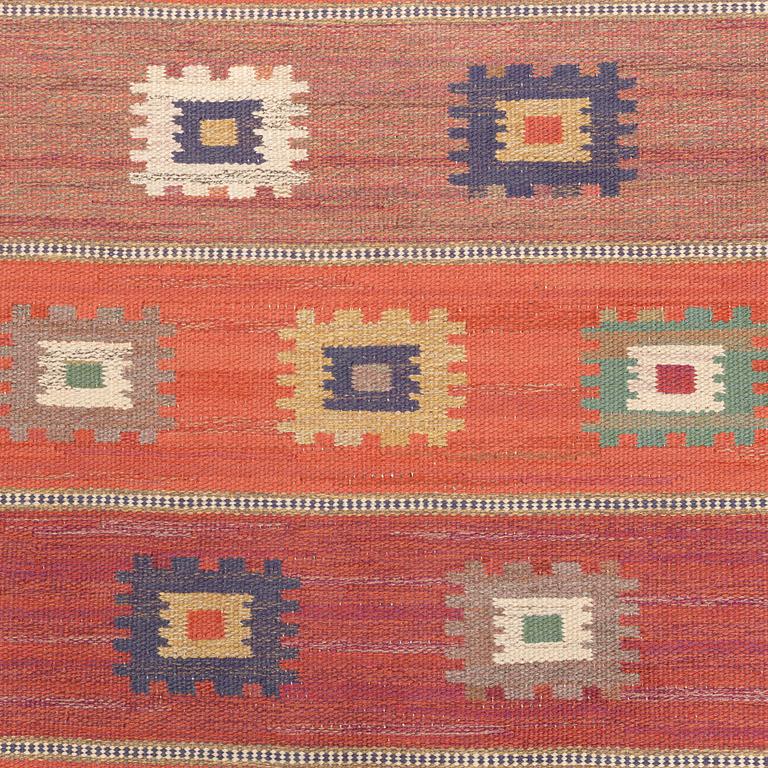 Märta Måås-Fjetterström, matta, "Röd grön äng", rölakan, ca 299 x 206 cm, signerad AB MMF.