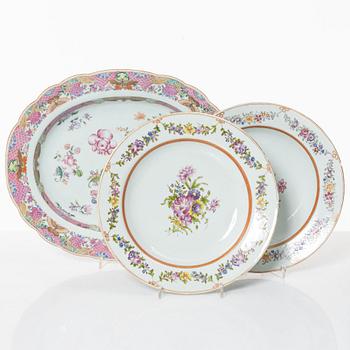 A Chinese famille rose porcelain oval dish and a pair of plates, Qing dynasty, Qianlong (1736-95).