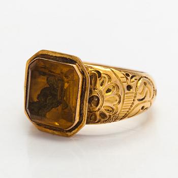 Ring, 18K guld, gult glas (paste) Bernt Erland Wallin, Tammerfors, 1800-talets andra hälft.