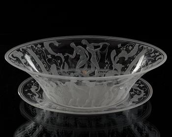 Simon Gate, an engraved bowl with stand, Orrefors 1928.