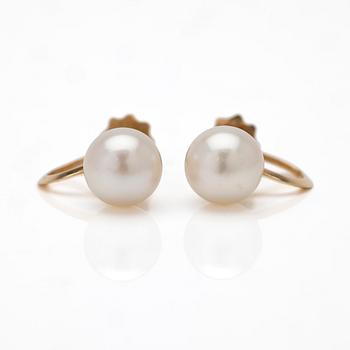 A pair of 18K gold earrings with cultured pearls.