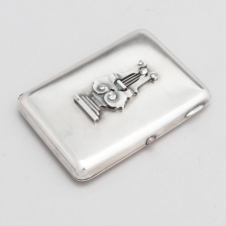 Cigarettetui, silver, med lyra stämplad i Kiev 1828-1887, etuiet stämplat Pjotr Baskakov, Moskva 1908.