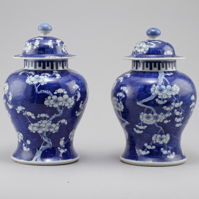 LOCKURNOR, ett par, porslin, Kina, 1800-tal.
