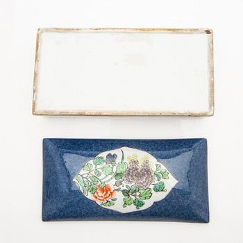 A lot comprising 3 pieces of porcelain, China, Qing dynasty, late 19th/20th century.