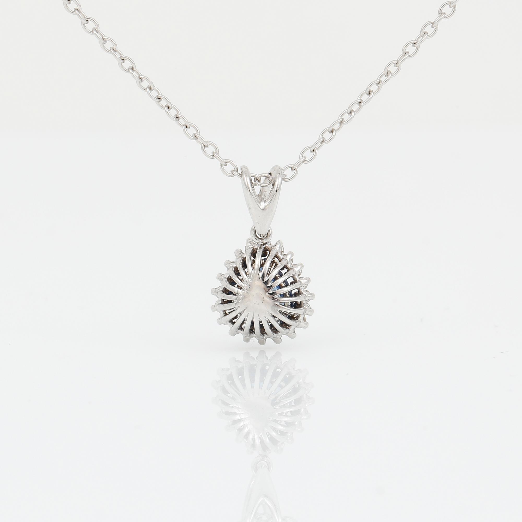 HÄNGE, 18K vitguld med droppformad safir 1,09 ct och åttkantslipade diamanter tot ca 0,17 ct. Vikt 4,09 g.