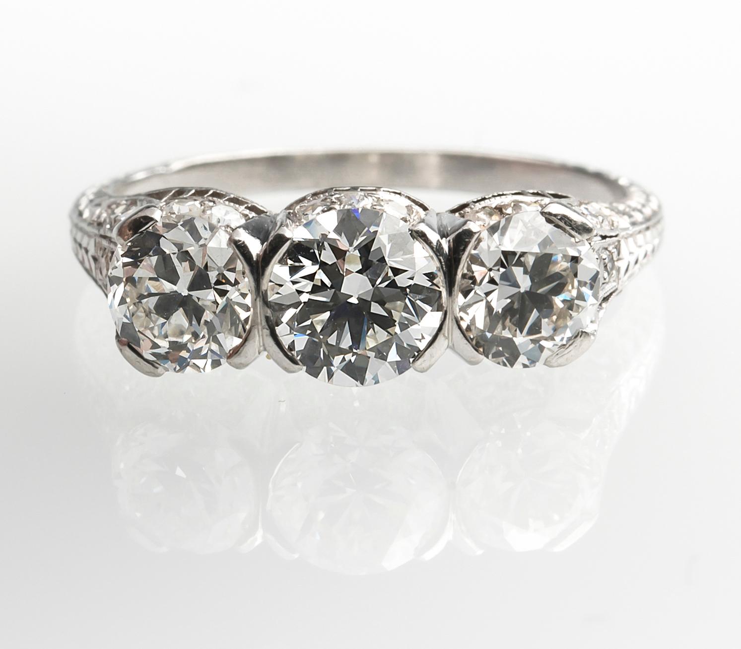 RING, platina med diamanter, totalt ca 2,30 ct. Vikt ca 4,4 g.