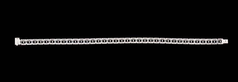 ARMBAND, 18 k vitguld, briljantslipade diamanter tot 2.16 ct, safirer tot 5.35 ct.