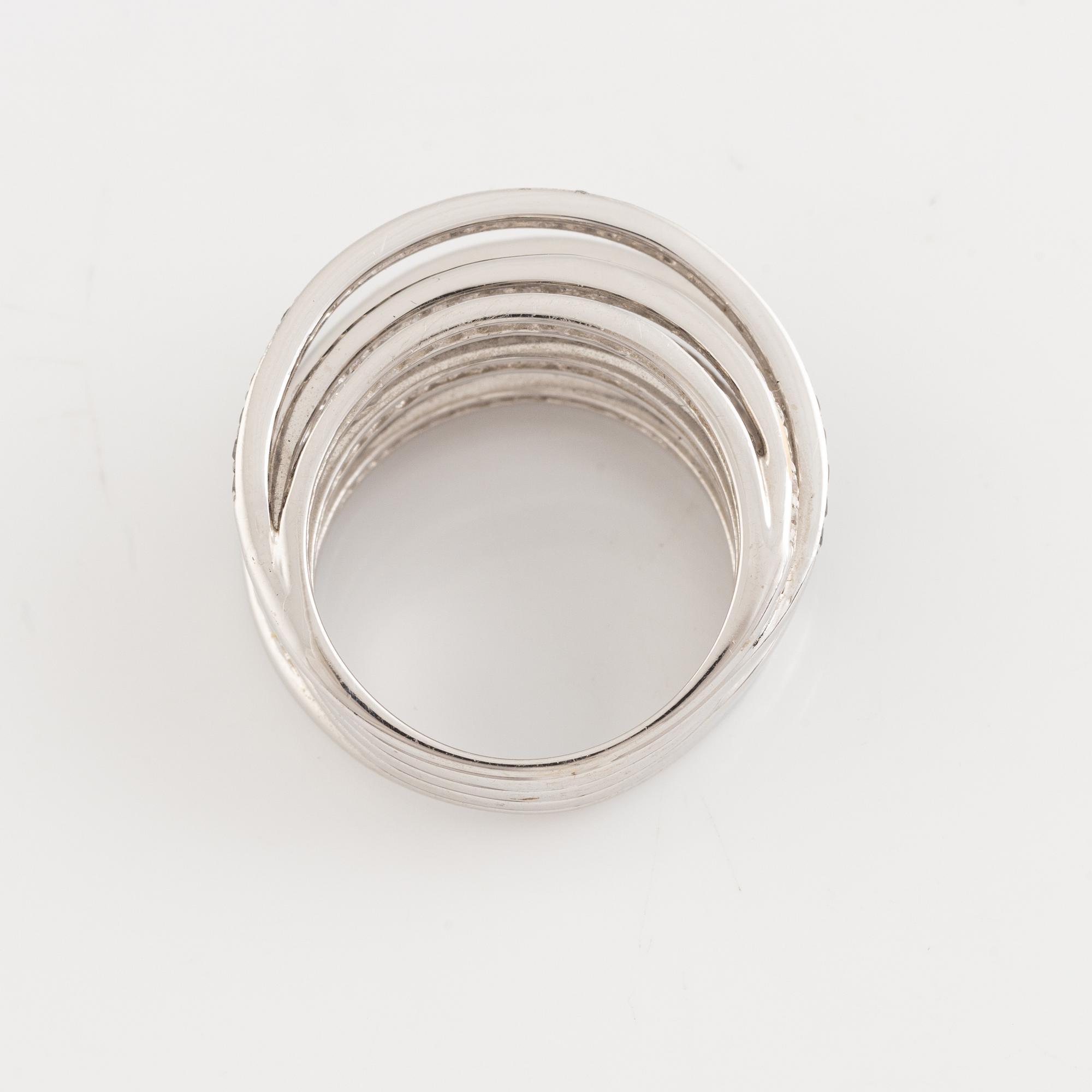 Ring, 18K white gold with differently colored brilliant-cut diamonds.