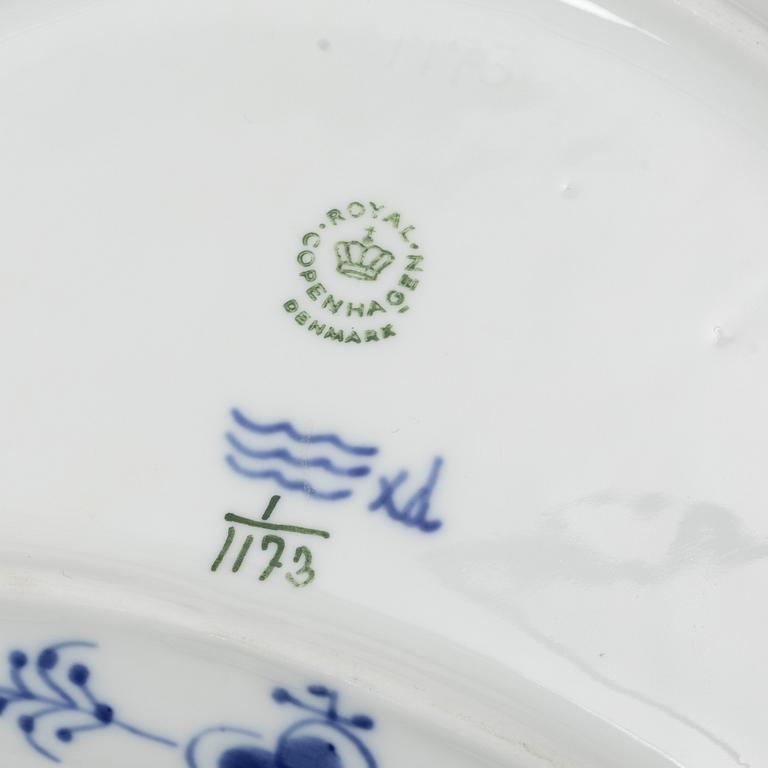 Royal Copenhagen, matservis, 44 delar, porslin, "Musselmalet", helblond , Danmark.