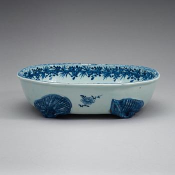 A blue and white salad dish, Qing dynasty, Qianlong (1736-95).