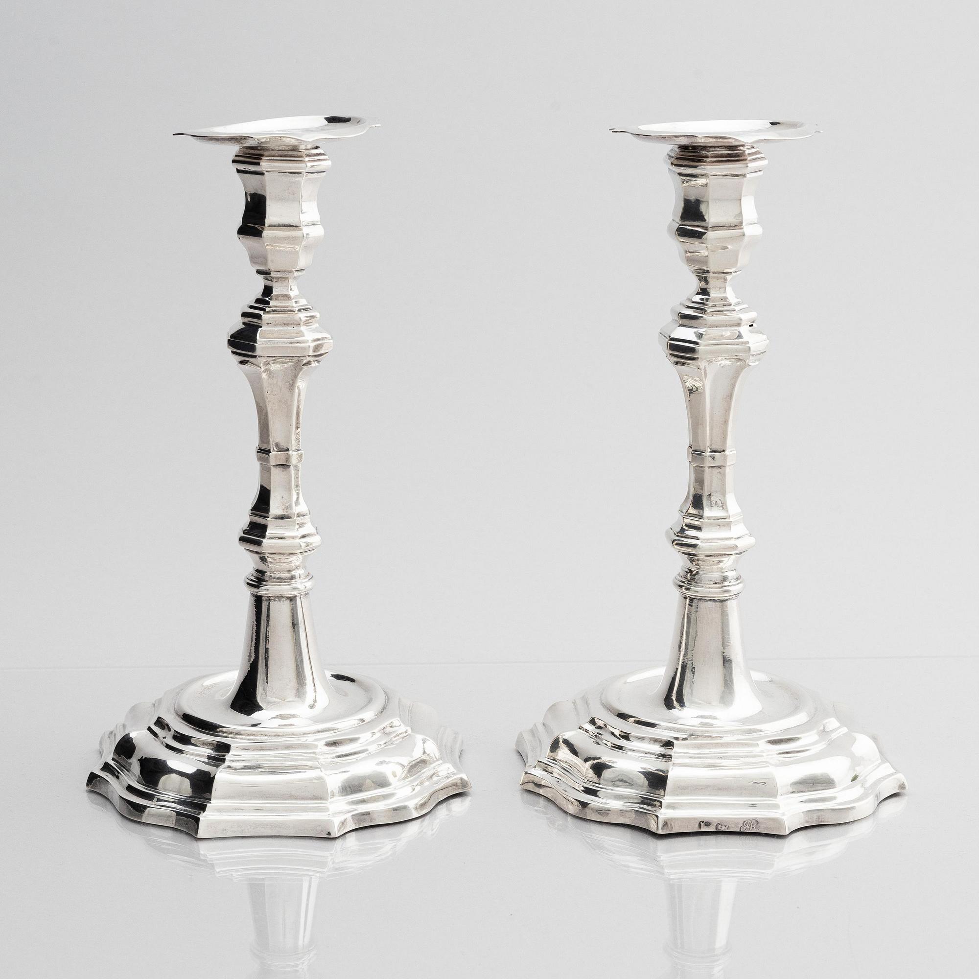 Jonas Thomasson Ronander, ljusstakar, ett par, silver, Stockholm 1754. Senbarock.
