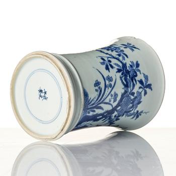 Penselställ, porslin. Qingdynastin, Kangxi (1662-1722).