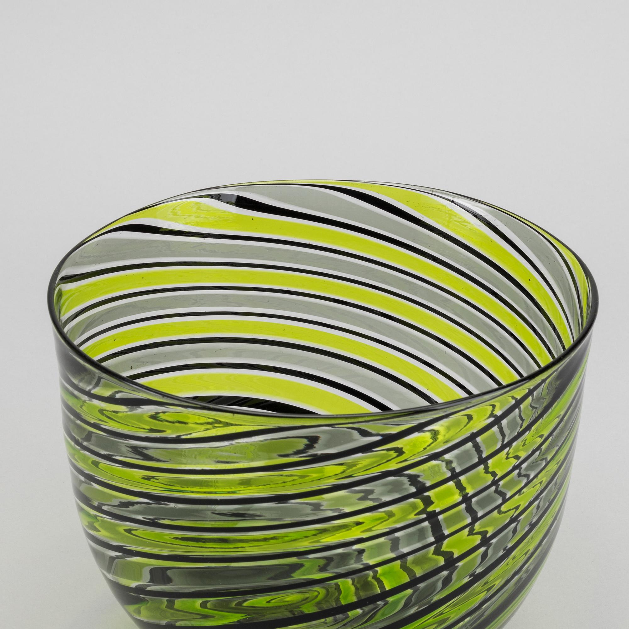 PETER SVARRER, a signed and dated glass bowl.