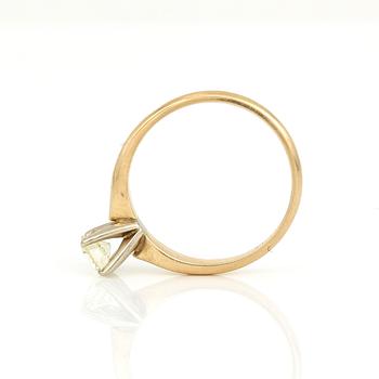 RING, 14K guld med briljantslipad diamant, ca 0,44 ct, Moscow, Sovjetunionen, troligen 1954-1958. Total vikt ca 2,38 g.