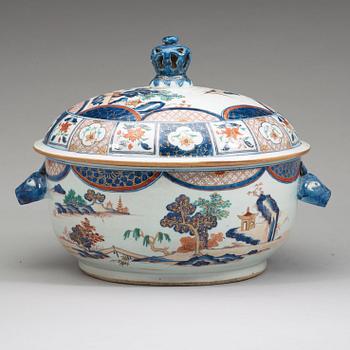 TERRIN med LOCK, porslin. Qingdynastin, Qianlong (1736-95).