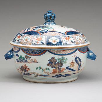 A large imari-verte tureen with cover, Qing dynasty, Qianlong (1736-95).