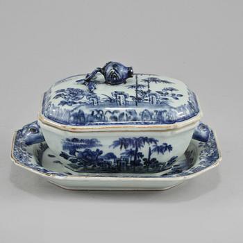 SMÖRTERRIN med UNDERFAT, porslin, Kina, 1700-tal.