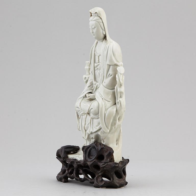 A blanc de chine figurine of a Guanyin, Qing dynasty, 19th century.