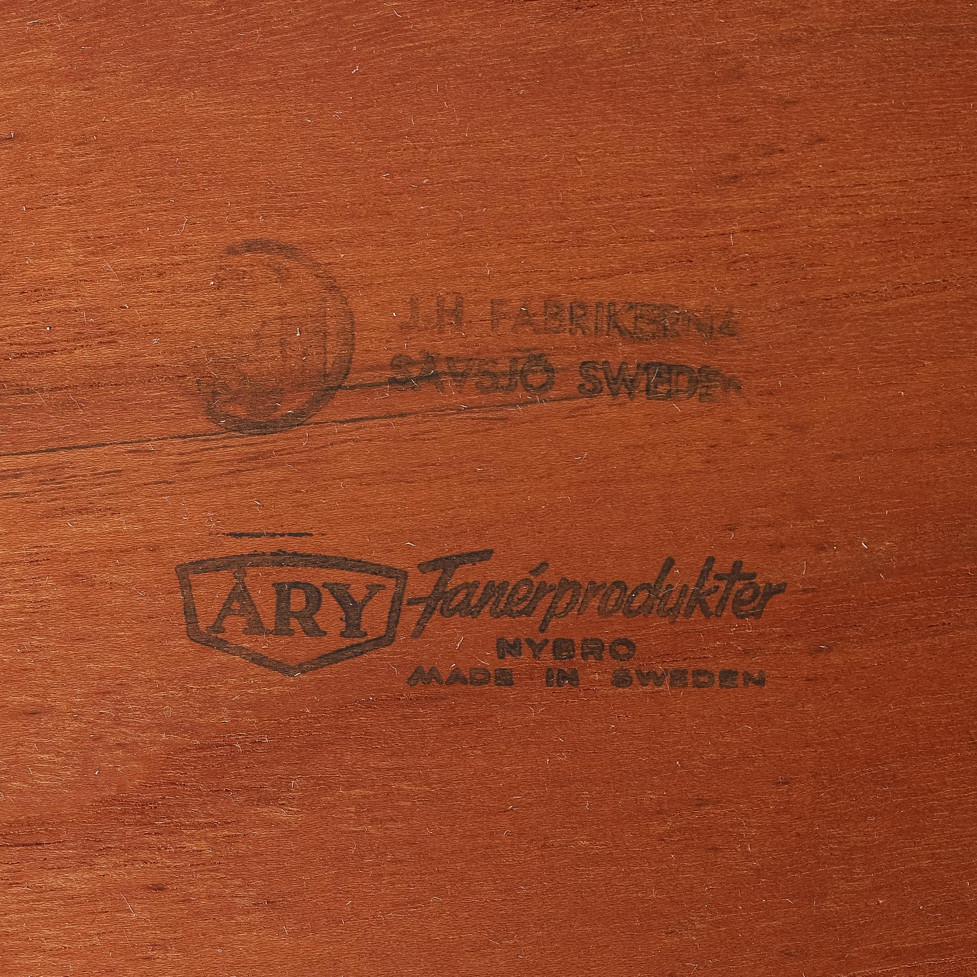A drinks trolley from J-H Fabrikerna, Sävsjö, 1960-tal.Två lösa, runda brickor fanerade med teak. Märkta J-H Fabrikerna.