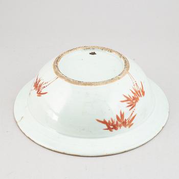 A famille rose basin, Qing dynasty, circa 1900.