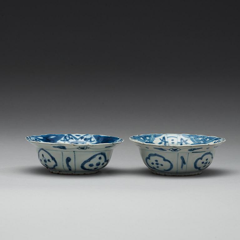 A pair of blue and white bowls, Ming dynasty, Wanli (1572-1620).