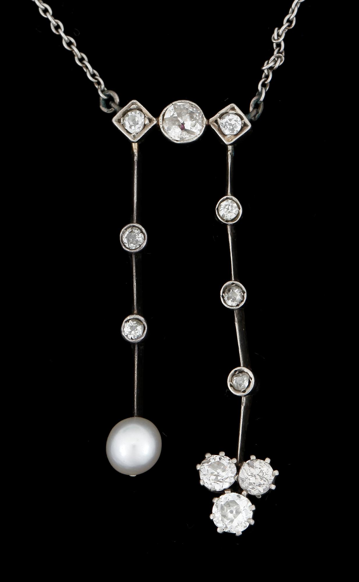 COLLIER, 14k guld och silver, gammalslipade diamanter tot ca0,65ct samt pärla Ø ca5.4mm. Ca 1915.