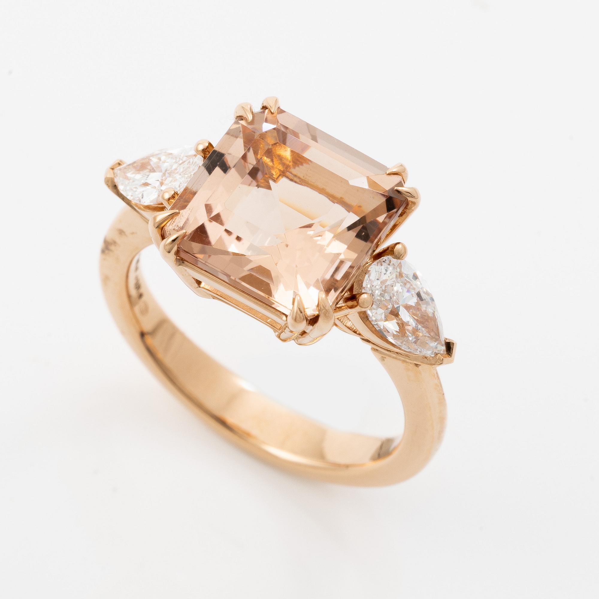 Ring in 18K rose gold with morganite and pear-shaped diamonds.