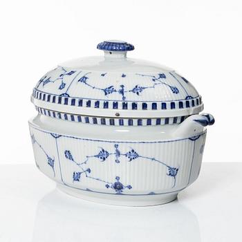 Terrin med lock, porslin, Royal Copenhagen, "Musselmalet", tidig modell, 1800-tal.