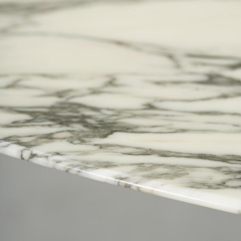Eero Saarinen, a "Tulip" dining table, Knoll Studio, 2010.