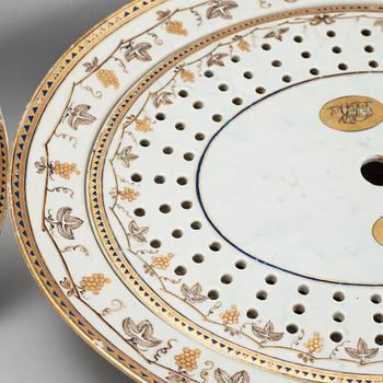 An enamelled and gold dinner service 65 pieces, Qing dynasty, Jiaqing (1796-1820).