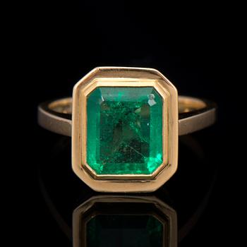 A RING, facetted emerald, 18K gold. A. Tillander, Helsinki Finland 1992.